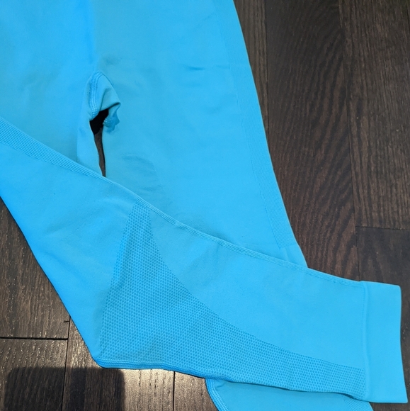 NWOT Lululemon Zone In Seamless Crop - Picture 8 of 10